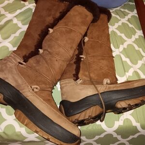 ULU size 8 fur boots 👢